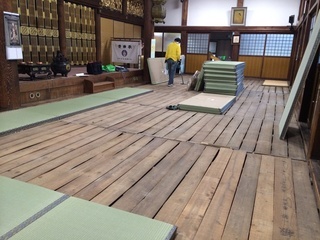 光明寺本堂前.jpg